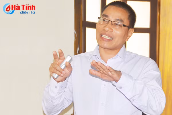 chuyen gia giup nong dan ha tinh bat benh cay an qua