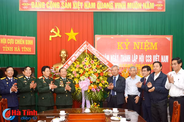 lanh dao ha tinh chuc mung hoi ccb tinh nhan ngay truyen thong