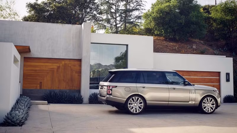 Với mức giá khởi điểm lên tới 208.895 USD, mẫu xe này đắt ngang Bentley Bentayga, thậm chí gần bằng chiếc Rolls-Royce Ghost. loat xe moi ra mat cuoi 2017 dang chu y