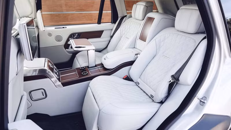 Những trang bị tiêu chuẩn trên xe gồm nội thất bọc da Poltrona Frau hảo hạng, nhiều chi tiết nhôm sáng bóng. Ghế sau hạng thương gia với chế độ massage và đỡ bắp chân. loat xe moi ra mat cuoi 2017 dang chu y