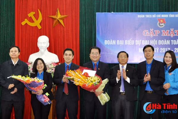 the hien tinh than khi phach cua tuoi tre que huong anh hung ly tu trong