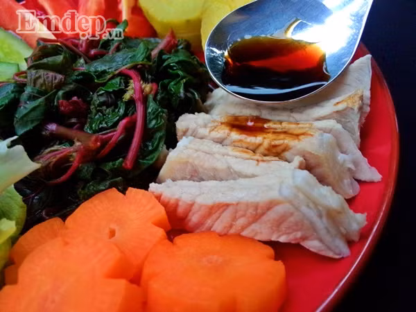 cuoi tuan me lam mon salad thit heo rau cu an nhe nhang lai du chat