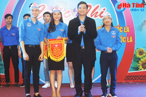 hon 300 dvtn thi tim hieu phong chong tac hai thuoc la
