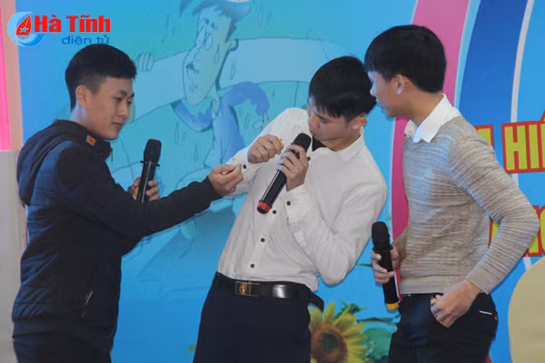 hon 300 dvtn thi tim hieu phong chong tac hai thuoc la
