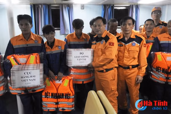cuu ho 9 thuyen vien tau ca sap chim tren vung bien nghe an ha tinh