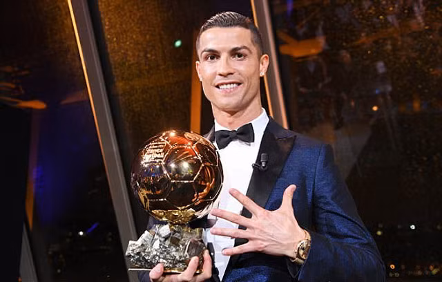 bo 5 qua bong vang di ronaldo con lai gi