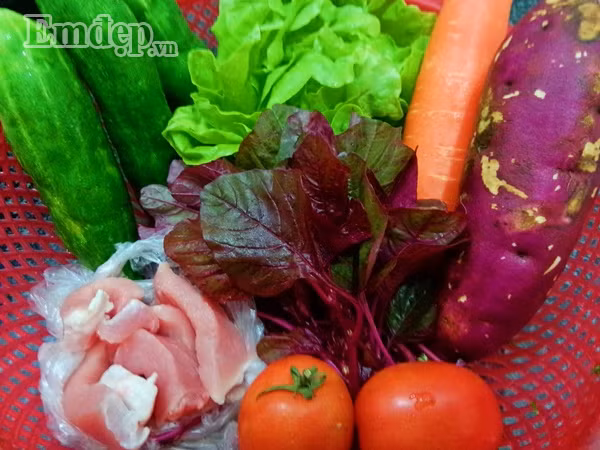 cuoi tuan me lam mon salad thit heo rau cu an nhe nhang lai du chat