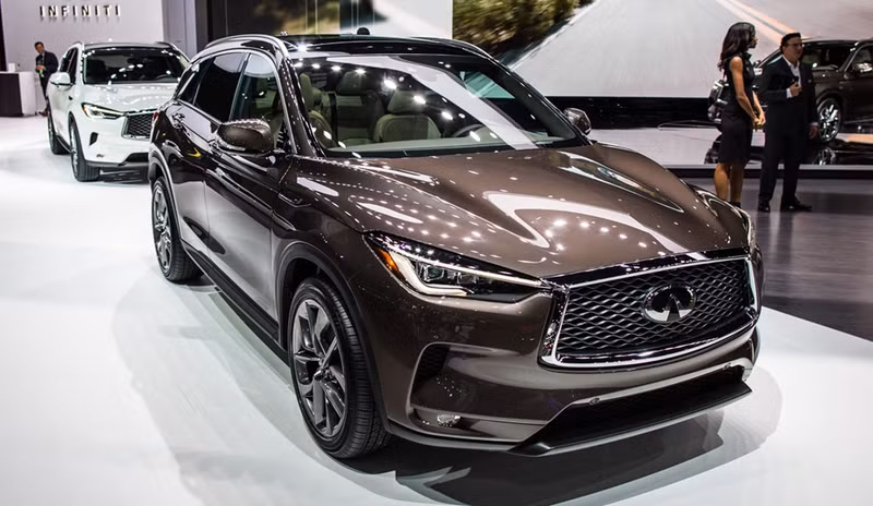 Infiniti QX50: Infiniti QX50 có một nhiệm vụ lớn trước mắt - đó là cạnh tranh thị phần với Audi Q5, BMW X3 và Mercedes GLC trong phân khúc CUV hạng C cao cấp. Thế hệ trước đây bị người dùng phàn nàn bởi tiêu hao quá nhiều nhiên liệu, để cải thiện điều này, QX50 được trang bị một động cơ xăng mới có tỷ lệ nén khác nhau, giúp nó hoạt động hiệu quả hơn, mặc dù vẫn chưa có số liệu chính thức. loat xe moi ra mat cuoi 2017 dang chu y