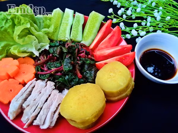 cuoi tuan me lam mon salad thit heo rau cu an nhe nhang lai du chat