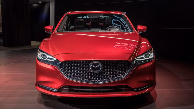 Tuy nhiên cải tiến đáng chú ý nhất trên Mazda mới là khối động cơ tăng áp 2.5 lít, công suất 250 mã lực và mô-men xoắn 420 Nm. Lưới tản nhiệt trước vẫn mạ chrome sáng bóng nhưng có đường viền sâu hơn. Đèn pha LED là trang bị tiêu chuẩn. loat xe moi ra mat cuoi 2017 dang chu y
