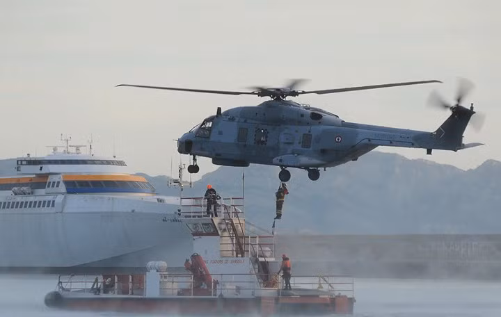 suc manh dang gom cua truc thang su tu bien nh90