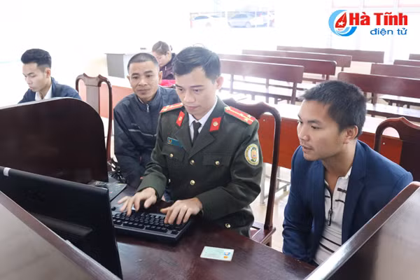 ha tinh gan 8 000 luot dang ky to khai dien tu lam ho chieu