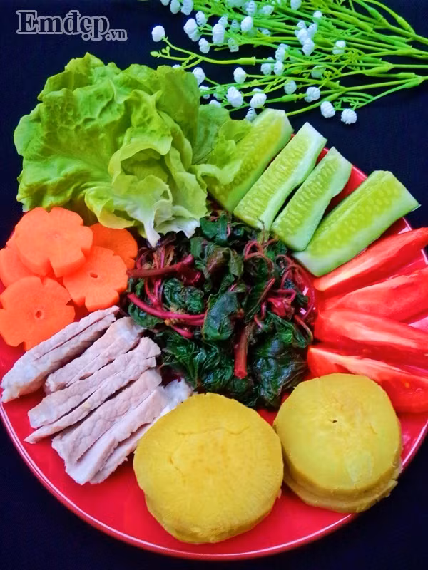 cuoi tuan me lam mon salad thit heo rau cu an nhe nhang lai du chat