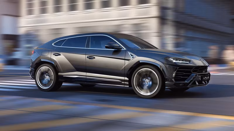 Urus có khả năng tăng tốc từ 0 - 100 km/h trong vòng 3,6 giây; 0-200 km/h sau 12,8 giây và vận tốc tối đa 305 km/h. Urus là chiếc xe đặc biệt bởi đây là lần đầu tiên, Lamborghini sử dụng động cơ tăng áp. loat xe moi ra mat cuoi 2017 dang chu y
