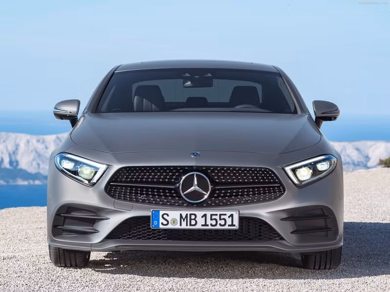 Mercedes-Benz CLS 2018: Tại triển lãm Los Angeles Auto Show, Mercedes-Benz trình làng chiếc CLS thế hệ thứ 3 với những cải tiến ngoại thất và công nghệ. CLS là mẫu xe mang tính cách mạng, khai phá phân khúc được gọi là coupe bốn cửa. Ngoại hình phiên bản mới sắc sảo hơn với lưới tản nhiệt và đèn pha sắc sảo, dữ dằn, hơi cúp xuống. loat xe moi ra mat cuoi 2017 dang chu y