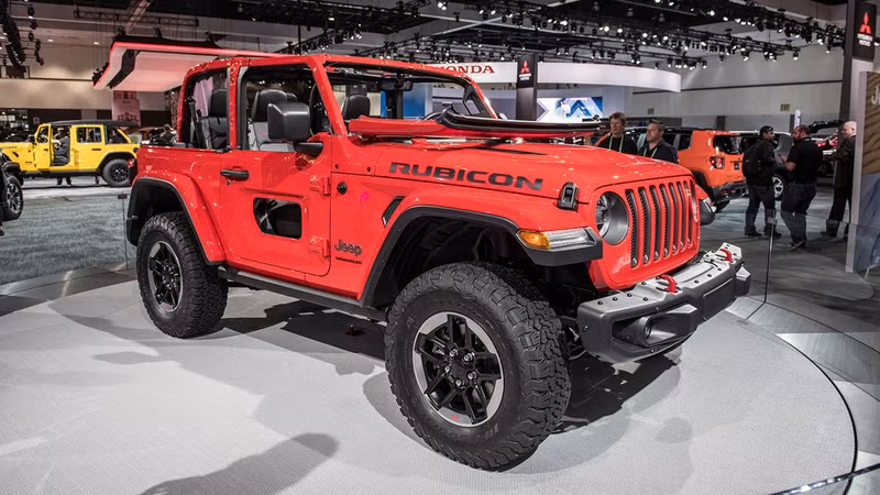Jeep Wrangler mới, Jeep Wrangler là dòng xe mang tính biểu tượng của nước Mỹ. Wrangler mới được giới thiệu tại LA Autoshow đang chứng tỏ là chiếc xe toàn diện, dù vẫn giữ những đặc tính nổi bật như khả năng off-road siêu hạng. loat xe moi ra mat cuoi 2017 dang chu y