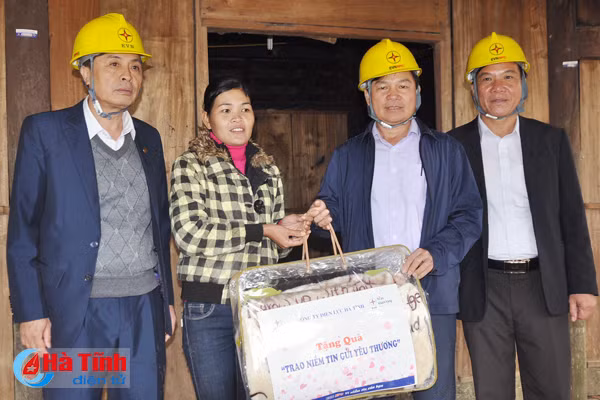 dien luc ha tinh chinh trang luoi dien cho dong bao dan toc chut