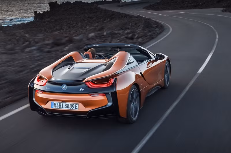 BMW i8 Roadster: Sau gần 5 năm chờ đợi, cuối cùng BMW i8 Roadster cũng được ra mắt tại triển lãm Los Angeles, bên cạnh bản Coupe facelift. I8 mới có ngoại hình mang nhiều ảnh hưởng của chiếc Z4 Concept, với phần bảo vệ sau tựa đầu khá cao, cất giấu phần mui vải. loat xe moi ra mat cuoi 2017 dang chu y