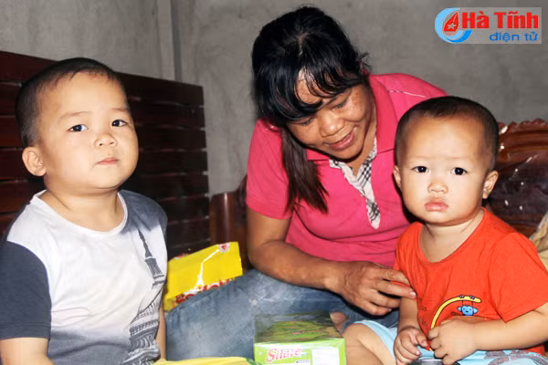 bo me bat luc nhin hai con bi ung thu mau