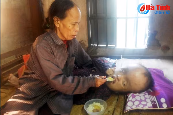 khon kho nguoi phu nu benh tat nuoi chong con nam liet giuong