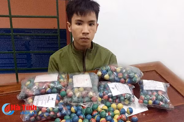 mua 681 vien phao bi ve ban lai kiem loi thi bi bat