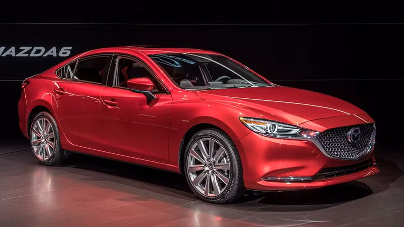 Mazda6 2018: Mazda6 là đối thủ trực tiếp của Toyota Camry và Honda Accord. Phiên bản 2018 được cải tiến ngoại hình, dù vẫn giữ ngôn ngữ Kodo vốn làm nên thành công của hãng nhưng sắc sảo hơn. loat xe moi ra mat cuoi 2017 dang chu y