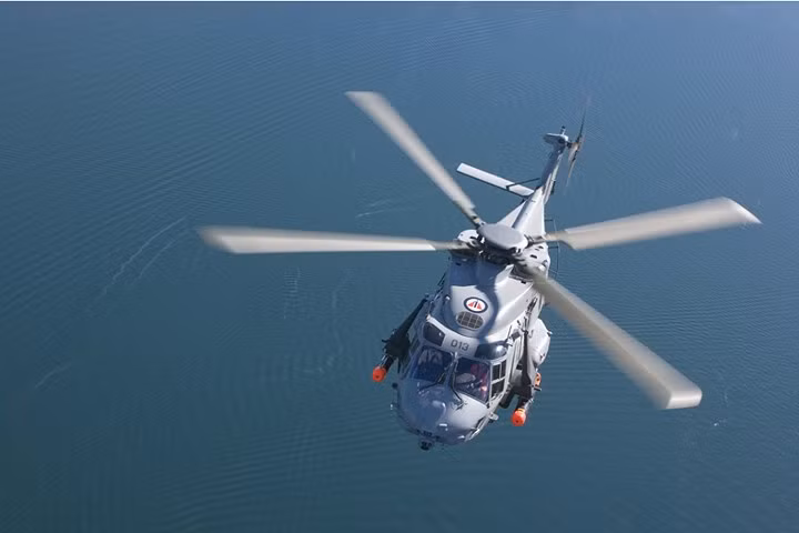 suc manh dang gom cua truc thang su tu bien nh90