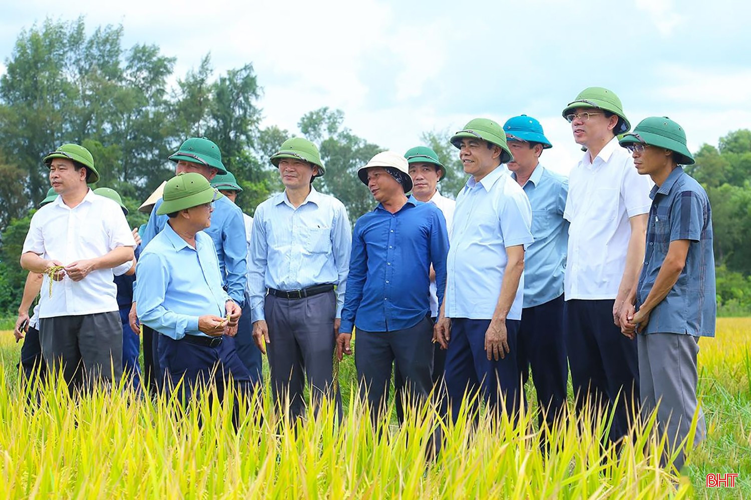Chủ tịch UBND tỉnh Hà Tĩnh Võ Trọng Hải và đoàn công tác kiểm tra quá trình thực hiện tập trung, tích tụ ruộng đất trên địa bàn xã Tân Lâm Hương cũ (năm 2024), nay là phường Hà Huy Tập.