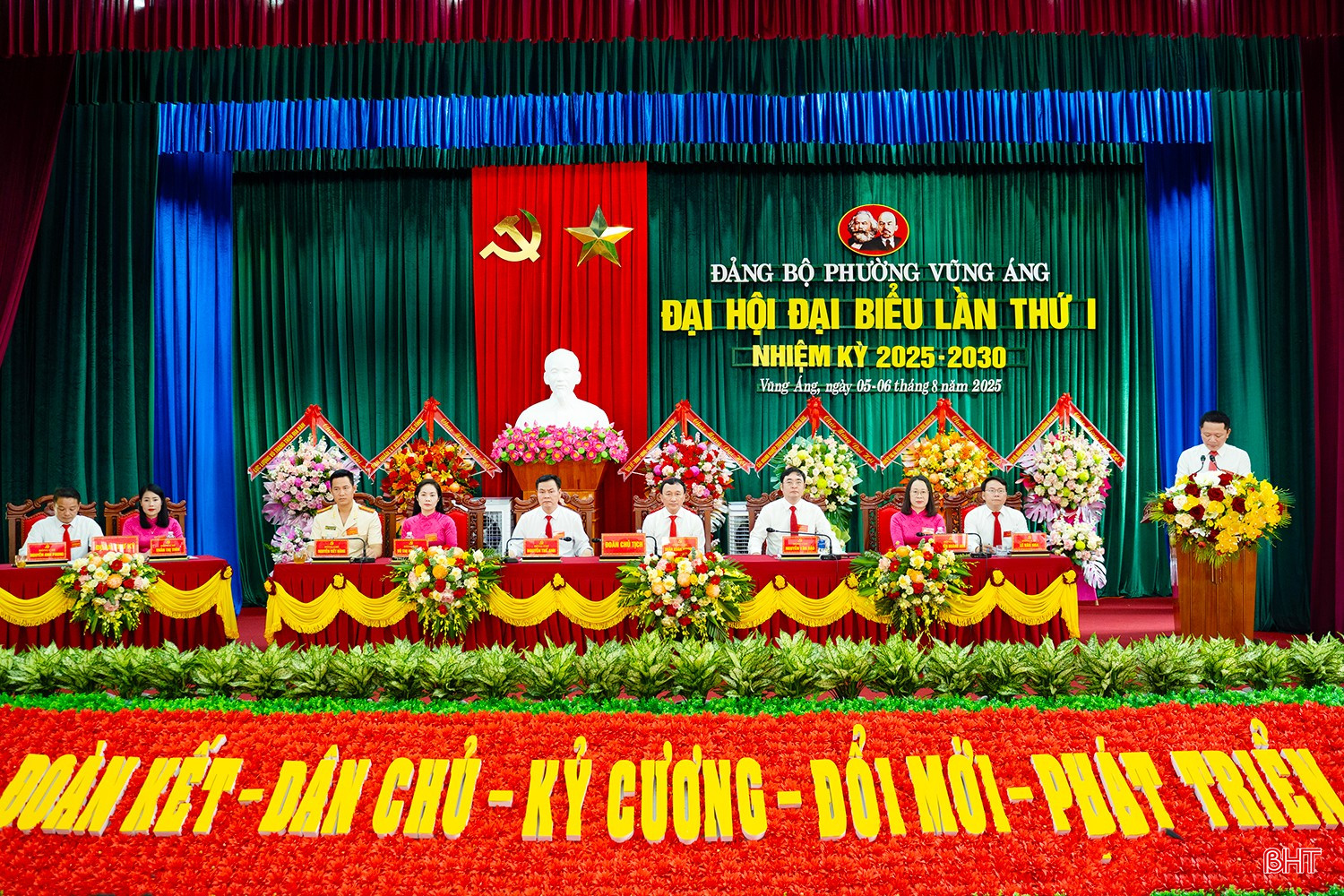 Đoàn chủ tịch điều hành đại hội.