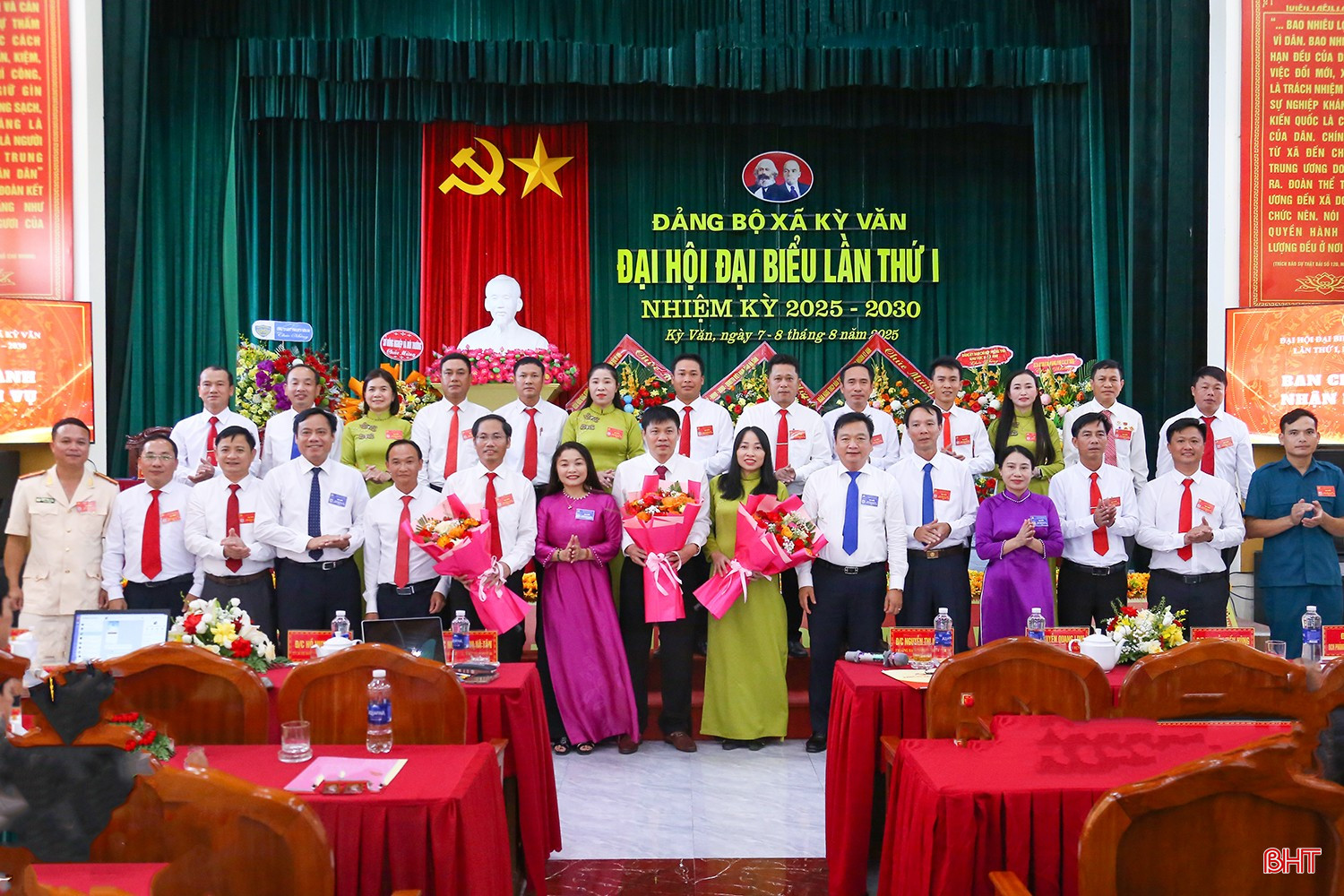 Phó Bí thư chuyên trách Đảng ủy UBND tỉnh Nguyễn Thị Hà Tân và các đại biểu tặng hoa chúc mừng Ban Chấp hành Đảng bộ xã Kỳ Văn nhiệm kỳ 2025 - 2030.