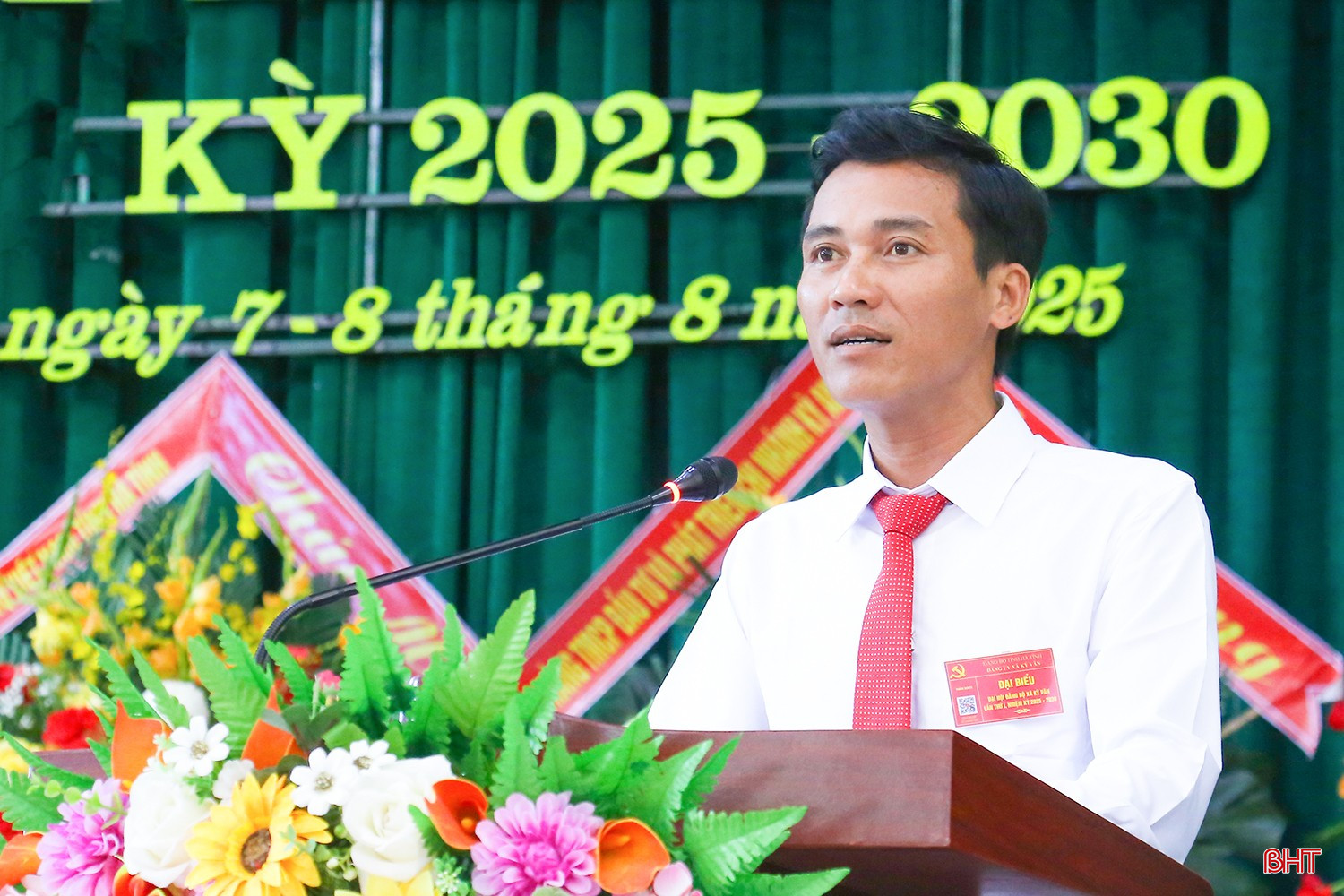 Đồng chí Trần Văn Tưởng - Bí thư Chi bộ thôn Bắc Xuân trình bày tham luận tại hội nghị.