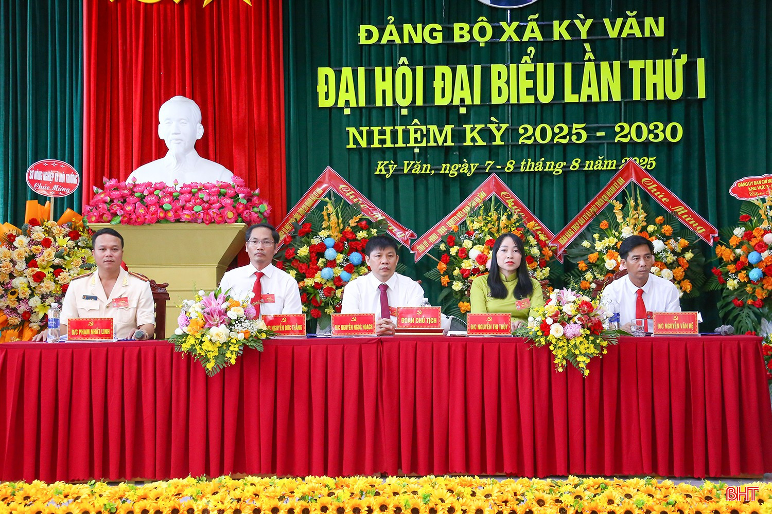 Đoàn chủ tịch chủ trì đại hội.