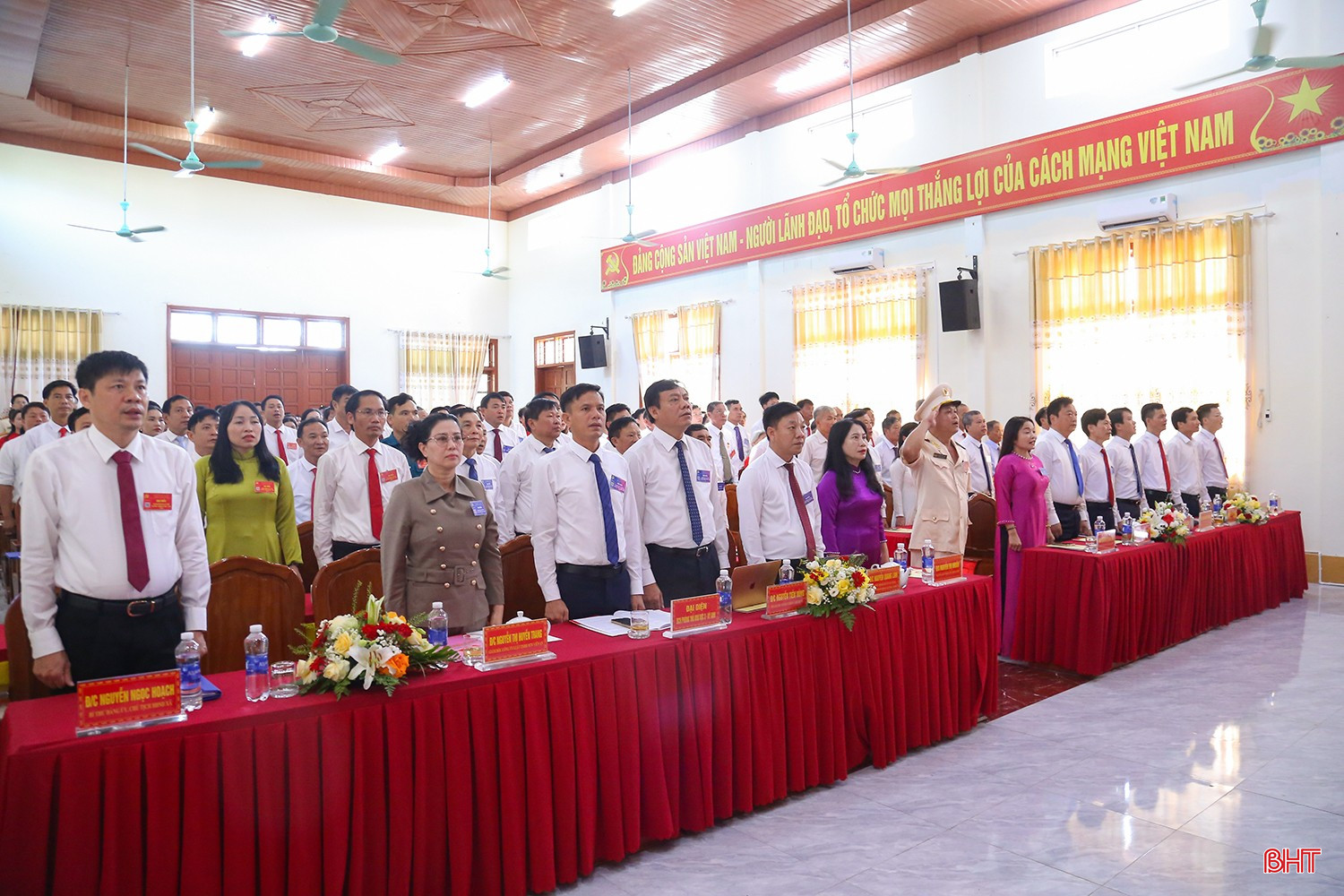 Các đại biểu thực hiện nghi lễ chào cờ.