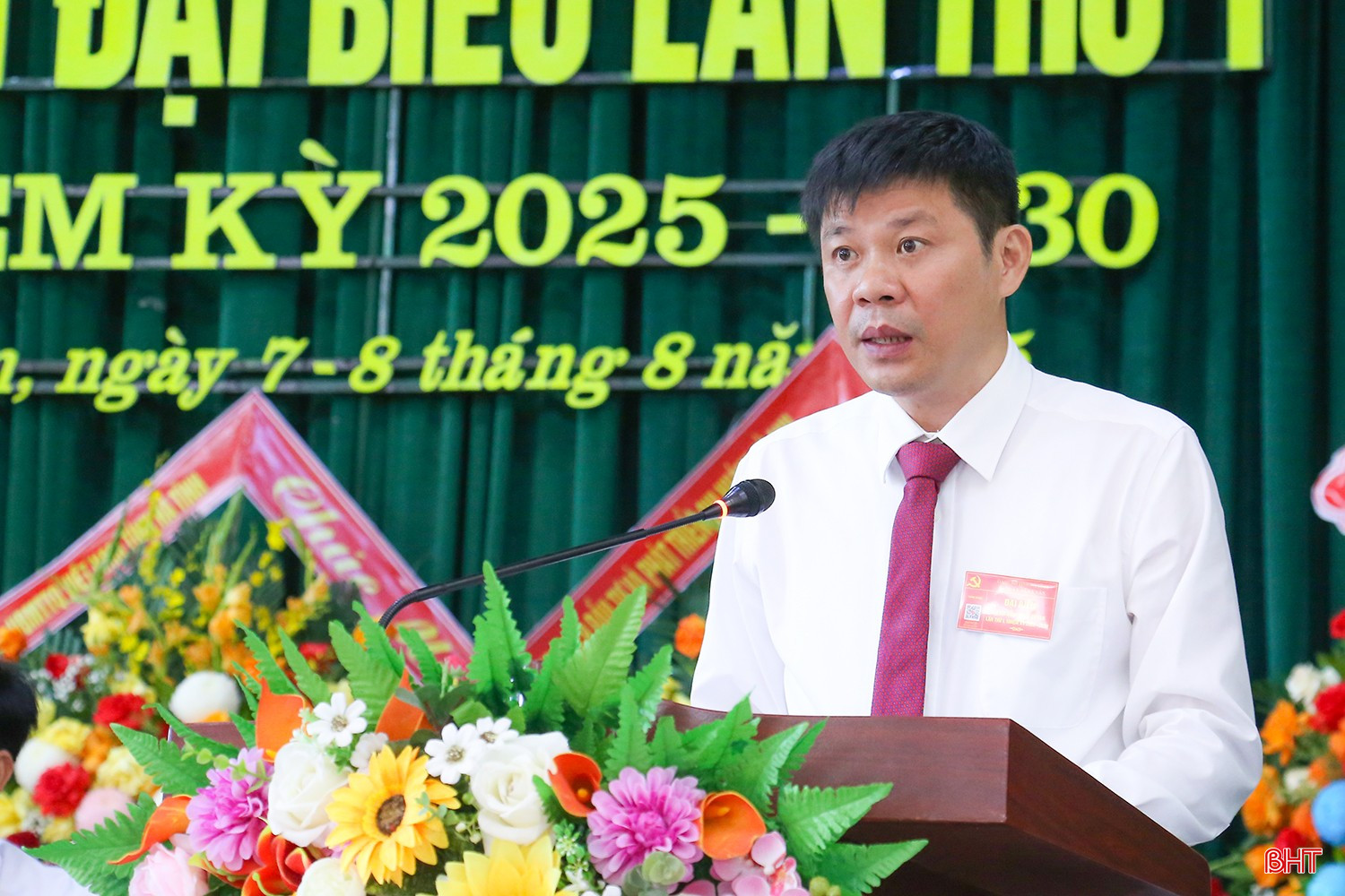 Bí thư Đảng ủy - Chủ tịch HĐND xã Kỳ Văn Nguyễn Ngọc Hoạch trình bày dự thảo báo cáo chính trị.