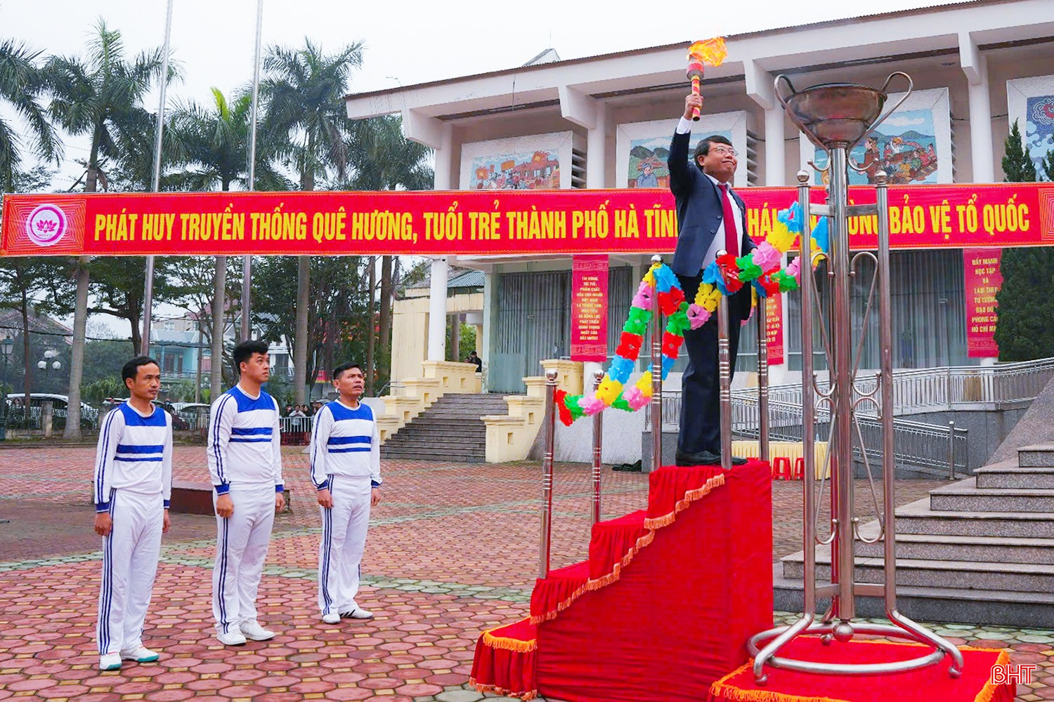 Bí thư Thành ủy Dương Tất Thắng tiến hành nghi lễ thắp lửa truyền thống.