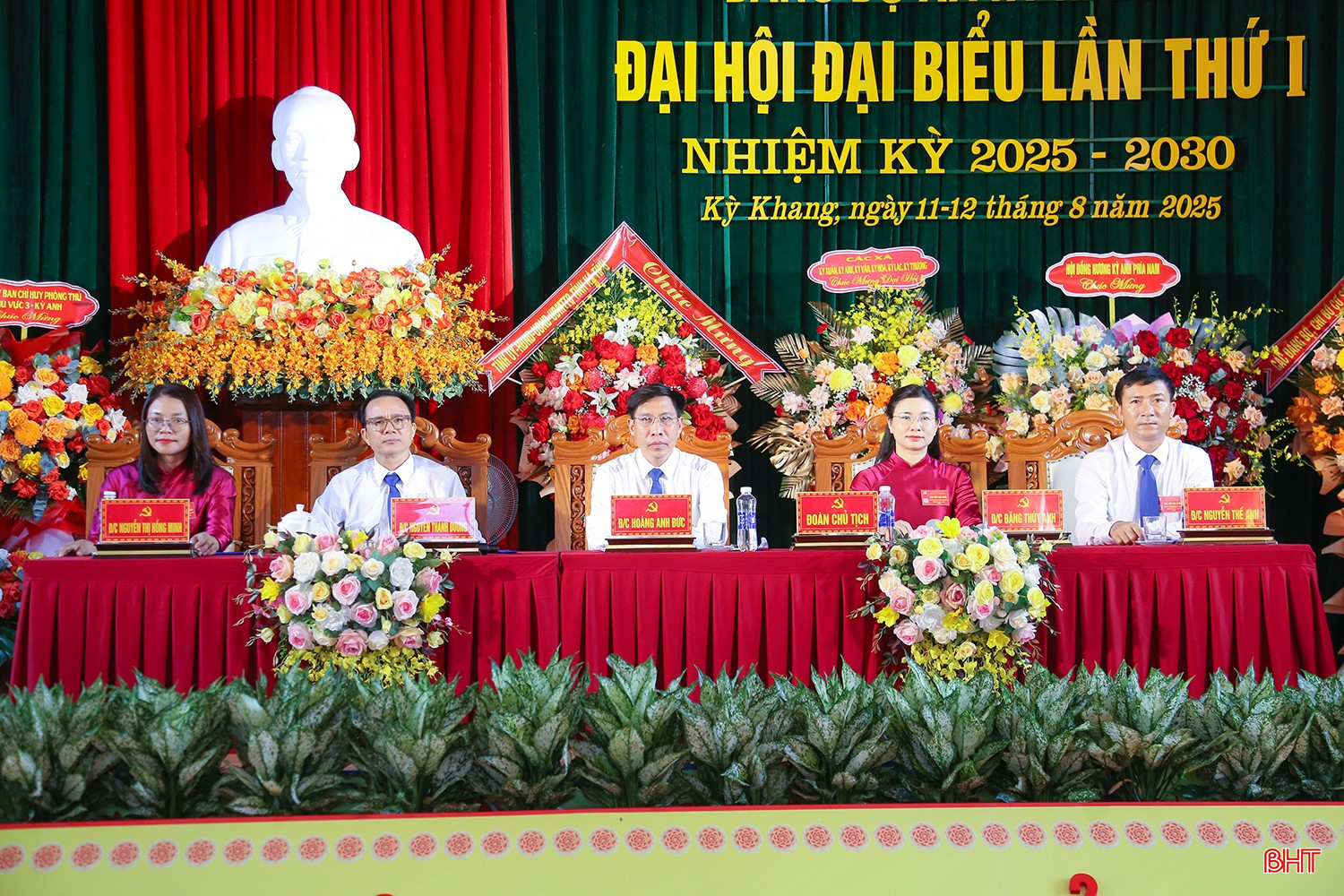 Đoàn chủ tịch chủ trì đại hội.