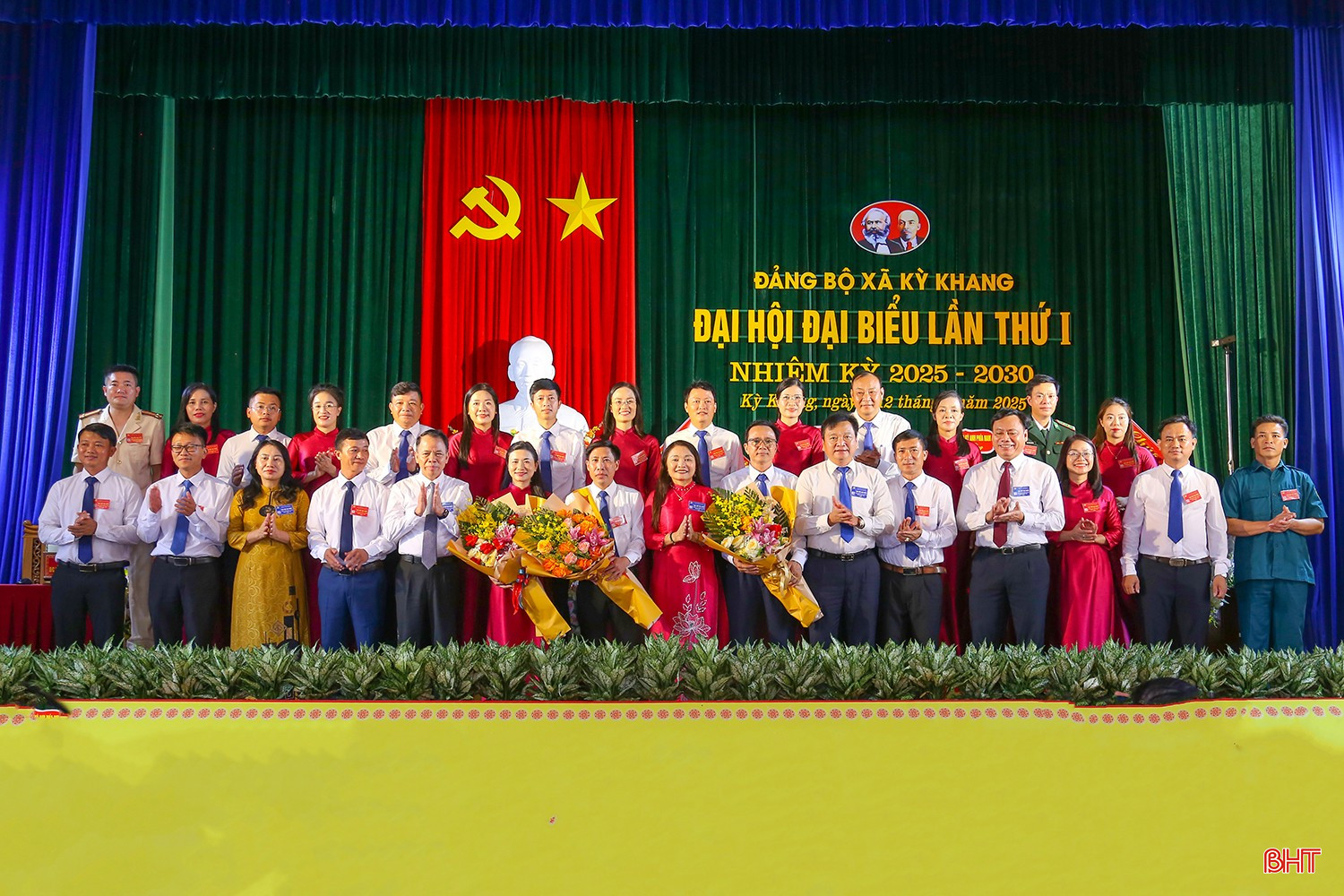 Phó Bí thư chuyên trách Đảng ủy UBND tỉnh Nguyễn Thị Hà Tân và các đại biểu tặng hoa chúc mừng Ban Chấp hành Đảng bộ xã Kỳ Khang nhiệm kỳ 2025 - 2030.