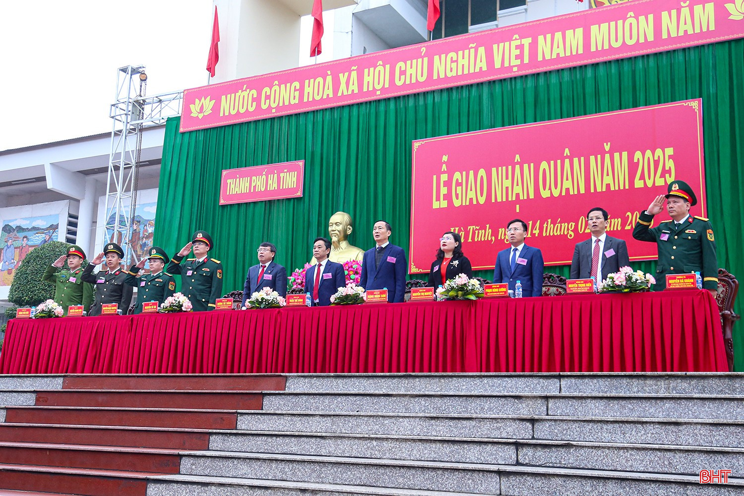 Phó Bí thư Thường trực Tỉnh ủy Trần Thế Dũng cùng các đại biểu thực hiện nghi lễ chào cờ.