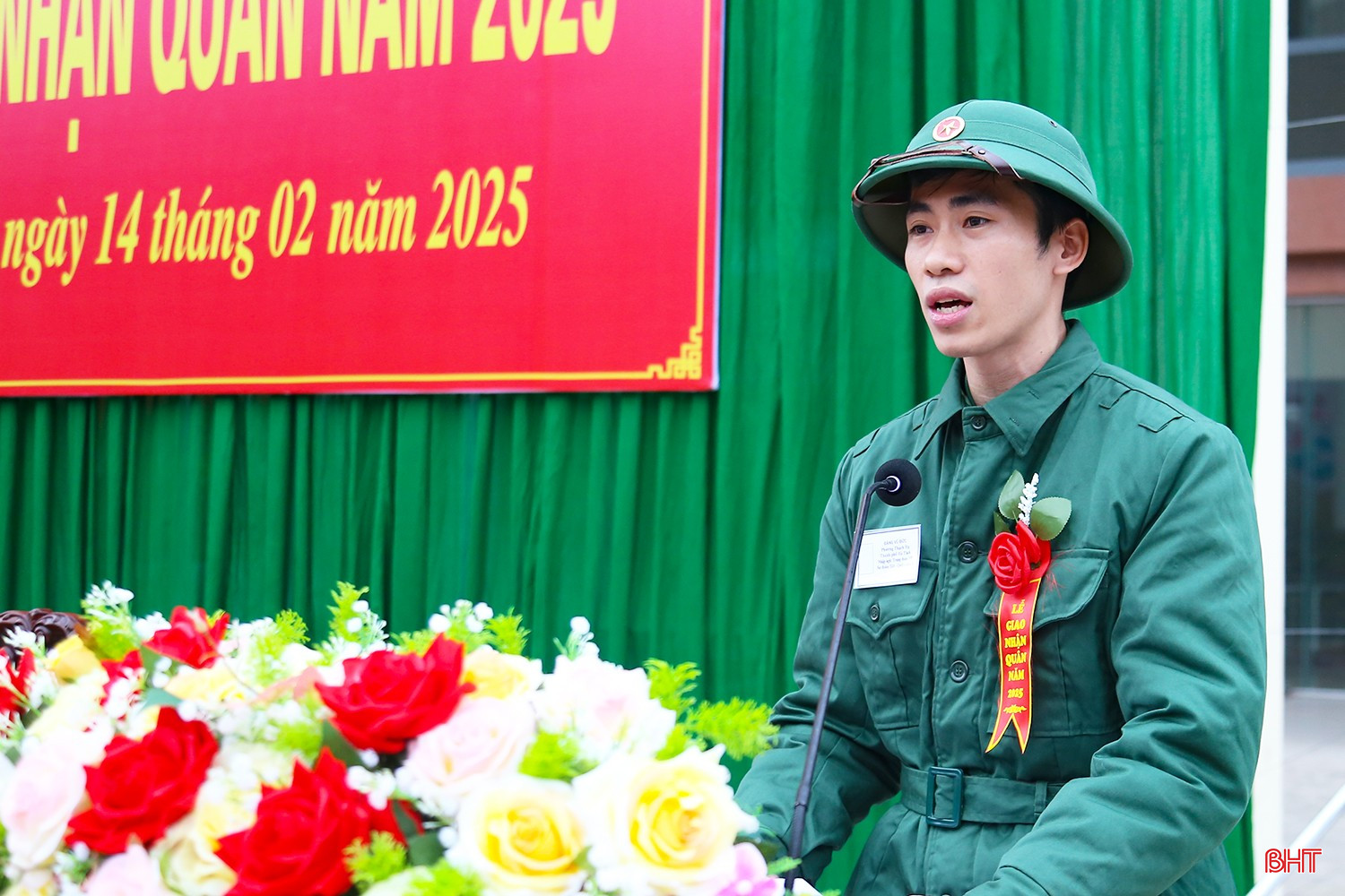 Thay mặt các công dân nhập ngũ, tân binh Đặng Vũ Đức - phường Thạch Hạ xin hứa phấn đấu, rèn luyện, hoàn thành mọi nhiệm vụ được giao, xứng đáng với niềm tin tưởng, sự mong đợi của gia đình, chính quyền các cấp.