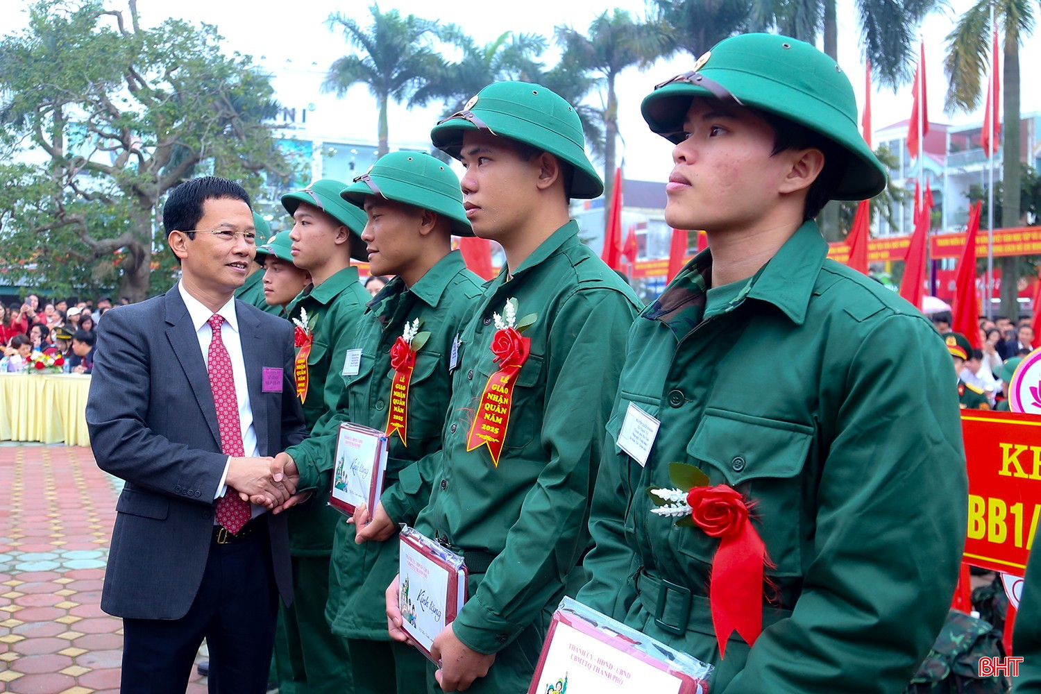 ...Chủ tịch UBND thành phố Nguyễn Trọng Hiếu động viên, dặn dò các chiến sĩ yên tâm lên đường làm nhiệm vụ, tiếp nối truyền thống của cha anh cống hiến và bảo vệ Tổ quốc.