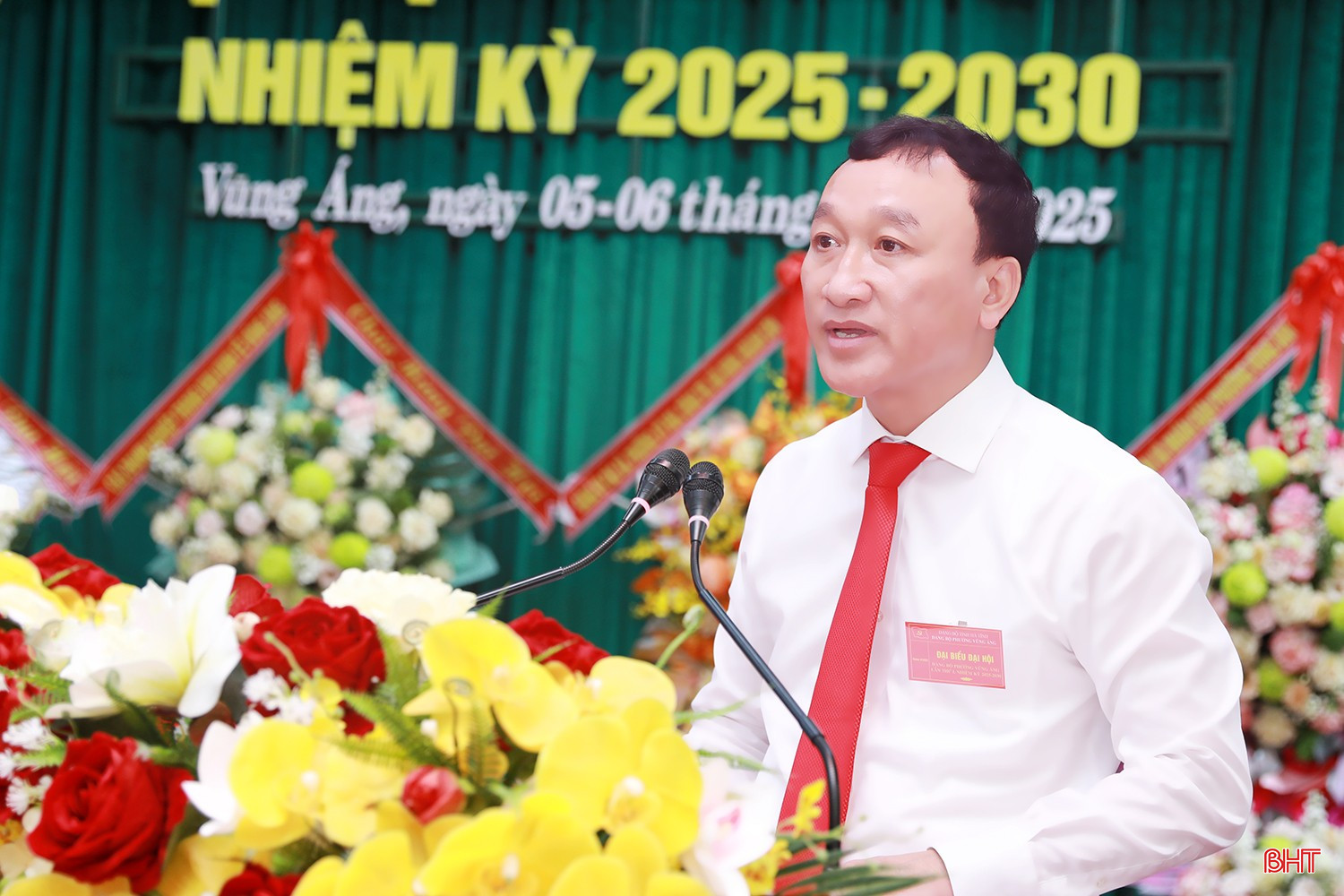Bí thư Đảng ủy - Chủ tịch HĐND phường Trần Xuân Phượng báo cáo dự thảo chính trị tại đại hội.