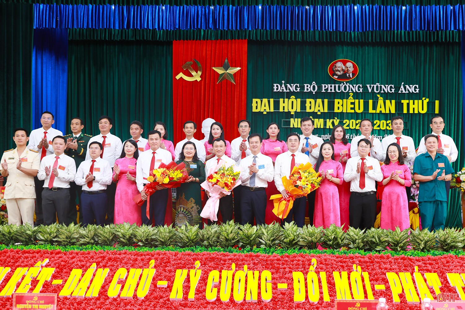 Phó Chủ tịch UBND tỉnh Trần Báu Hà tặng hoa chúc mừng Ban Chấp hành Đảng bộ phường Vũng Áng.