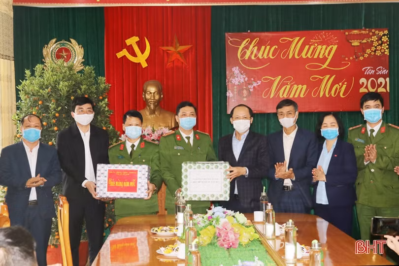 Phó Chủ tịch Thường trực UBND tỉnh chúc tết, tặng quà gia đình người có công ở TX Kỳ Anh