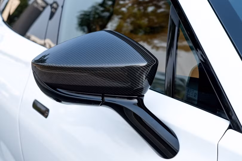 Cận cảnh siêu SUV Aston Martin DBX giá gần 17 tỷ đầu tiên tại Việt Nam