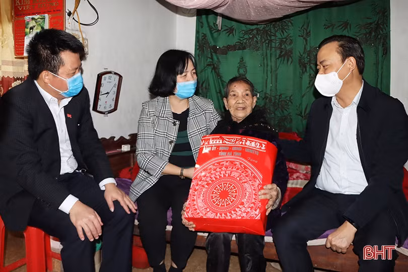 Lãnh đạo Hà Tĩnh tặng quà tết cho người có công, gia đình chính sách ở các địa phương