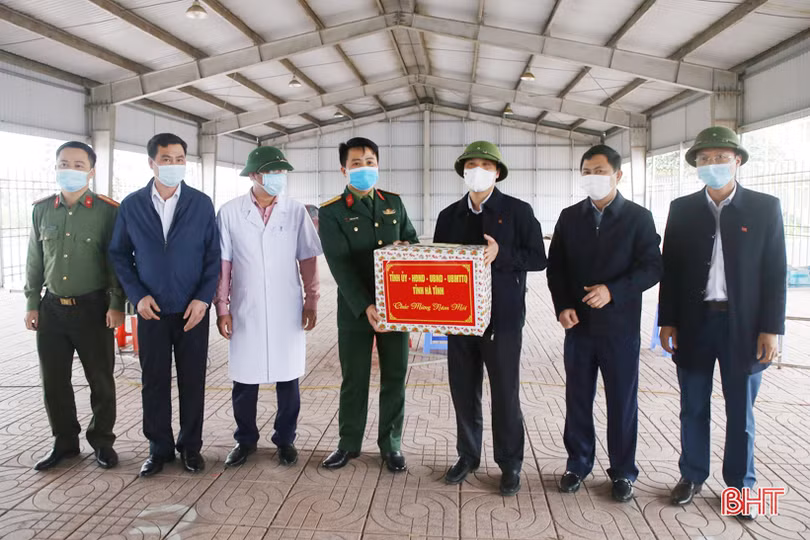 Bí thư Tỉnh ủy Hà Tĩnh tặng quà, động viên cán bộ, chiến sĩ làm nhiệm vụ ở khu cách ly tập trung TX Kỳ Anh