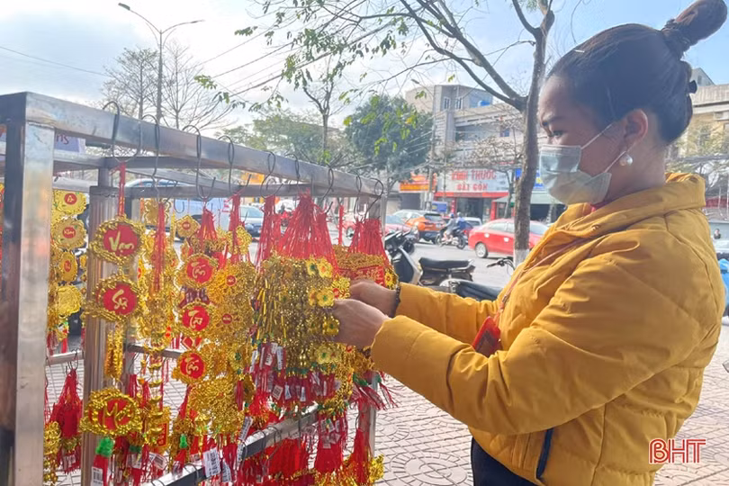 Phụ kiện trang trí tết đa dạng, người tiêu dùng Hà Tĩnh thỏa sức lựa chọn