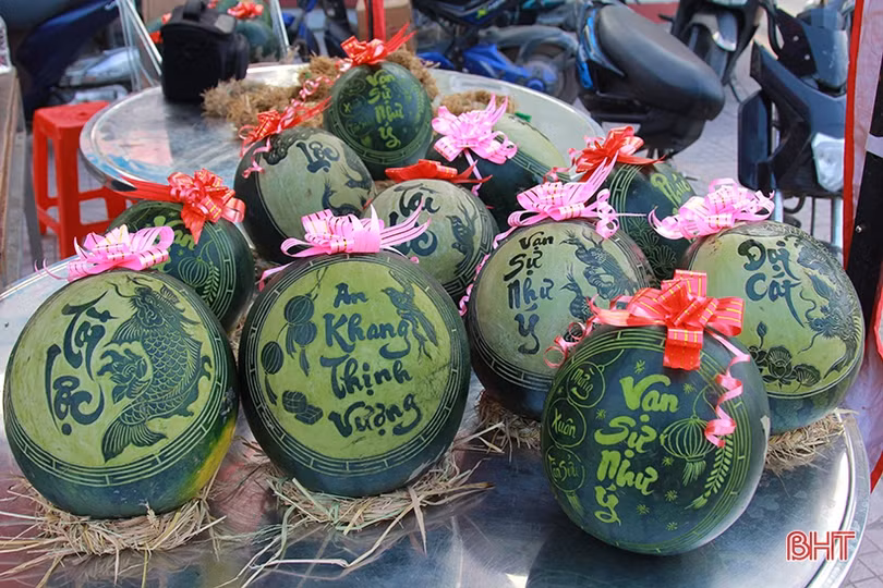 Chim bay phượng múa trên trái cây ngày tết ở Hà Tĩnh
