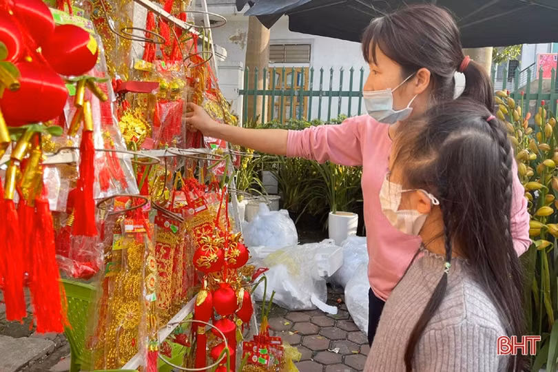 Phụ kiện trang trí tết đa dạng, người tiêu dùng Hà Tĩnh thỏa sức lựa chọn
