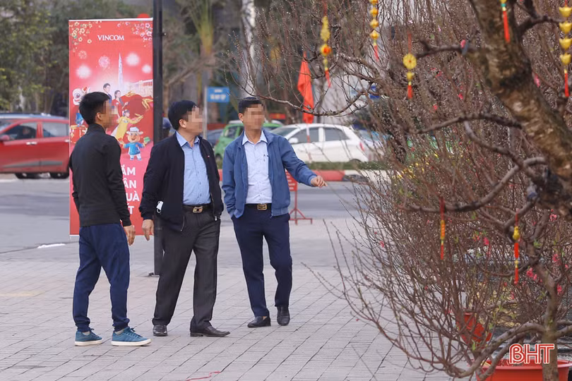 Đi “chợ” cây cảnh, nhiều người dân Hà Tĩnh vẫn không đeo khẩu trang
